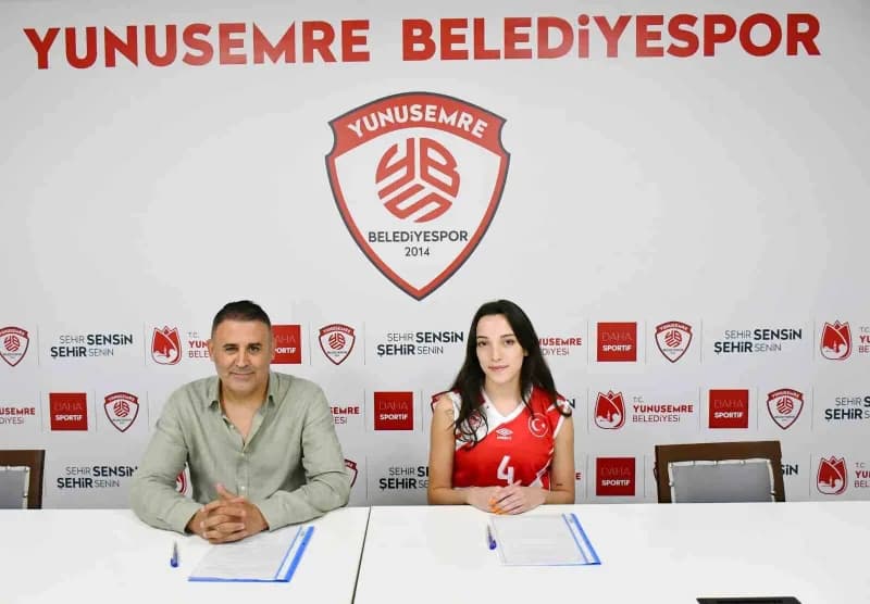 Yunusemre Belediyespor kadın voleybol takımının yeni libero oyuncusu Zeynep Naz Albayrak imza töreninde
