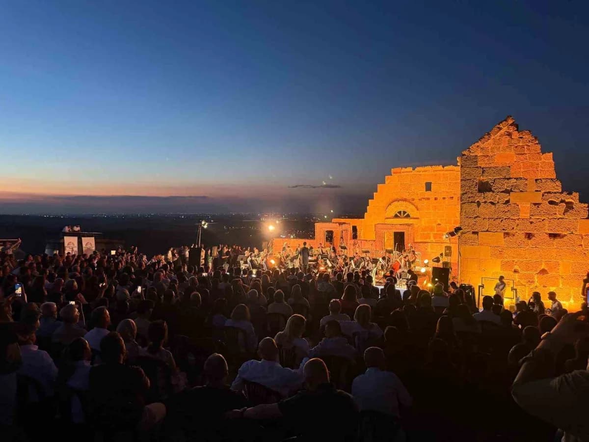 Diyarbakır Çınar'daki Zerzevan Kalesinde düzenlenen senfonik Diyarbakır Türküleri konserinden bir sahne