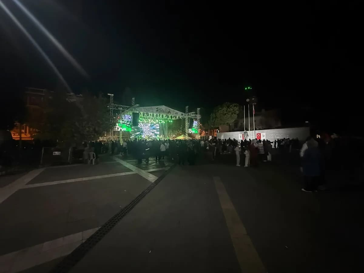 Kula'nın kurtuluşunun 104. yıl dönümü kutlamalarında Zeynep Dizdar sahnede performans sergiliyor