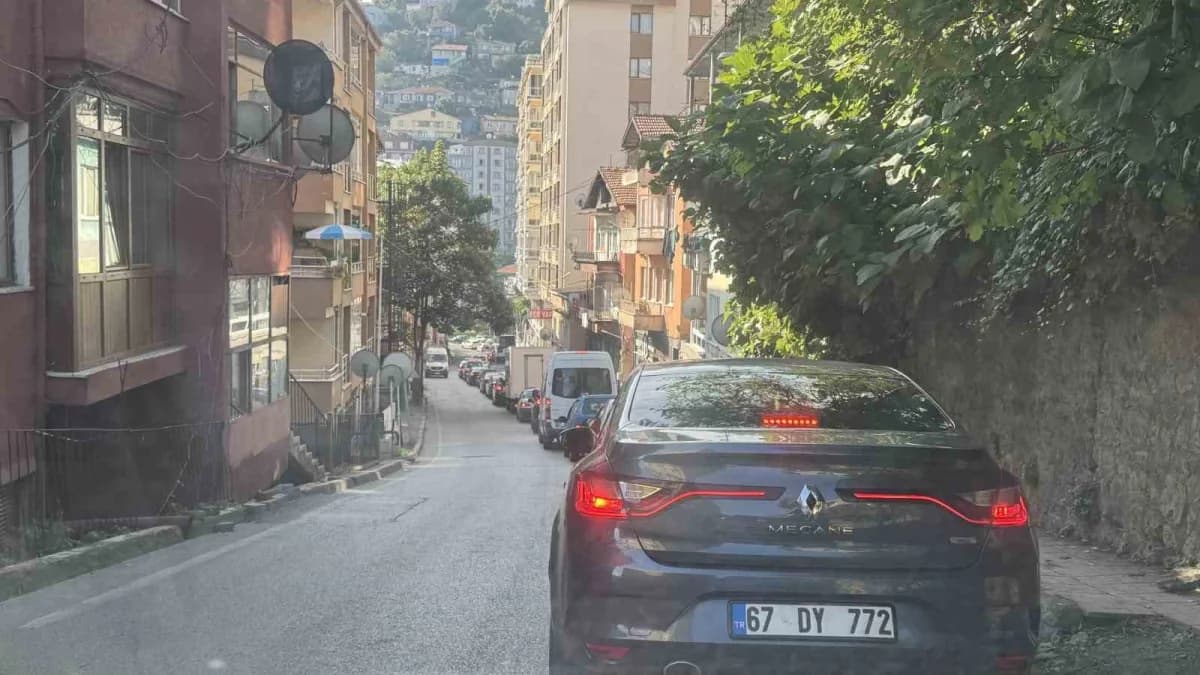Zonguldak Soğuksu mevkiinde oluşan uzun araç kuyruğu ve trafik yoğunluğu