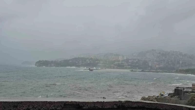 Zonguldak limanında sağanak sonrası sarı ve kahverengi tonlarında deniz suyu ve dalgalar