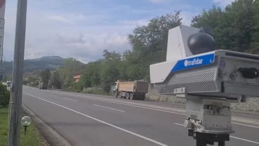 Zonguldak Karaman beldesinde yapay zeka destekli yeni nesil hız tespit cihazlarıyla trafik denetimi yapan polis ekipleri