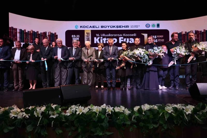 Kocaeli Kitap Fuarı açılışında sahnede performans sergileyen sanatçılar ve kalabalık ziyaretçi kitlesi