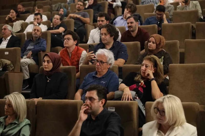 25. Uluslararası Sapanca Şiir Akşamları etkinliğinde şairler sahnede eserlerini seslendiriyor