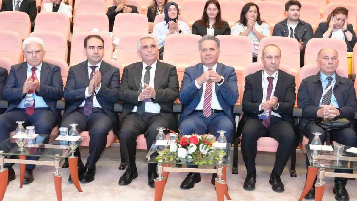 İnönü Üniversitesi Turgut Özal Kongre ve Kültür Merkezi’nde düzenlenen 51. Ulusal Fizyoloji Kongresi açılış töreni