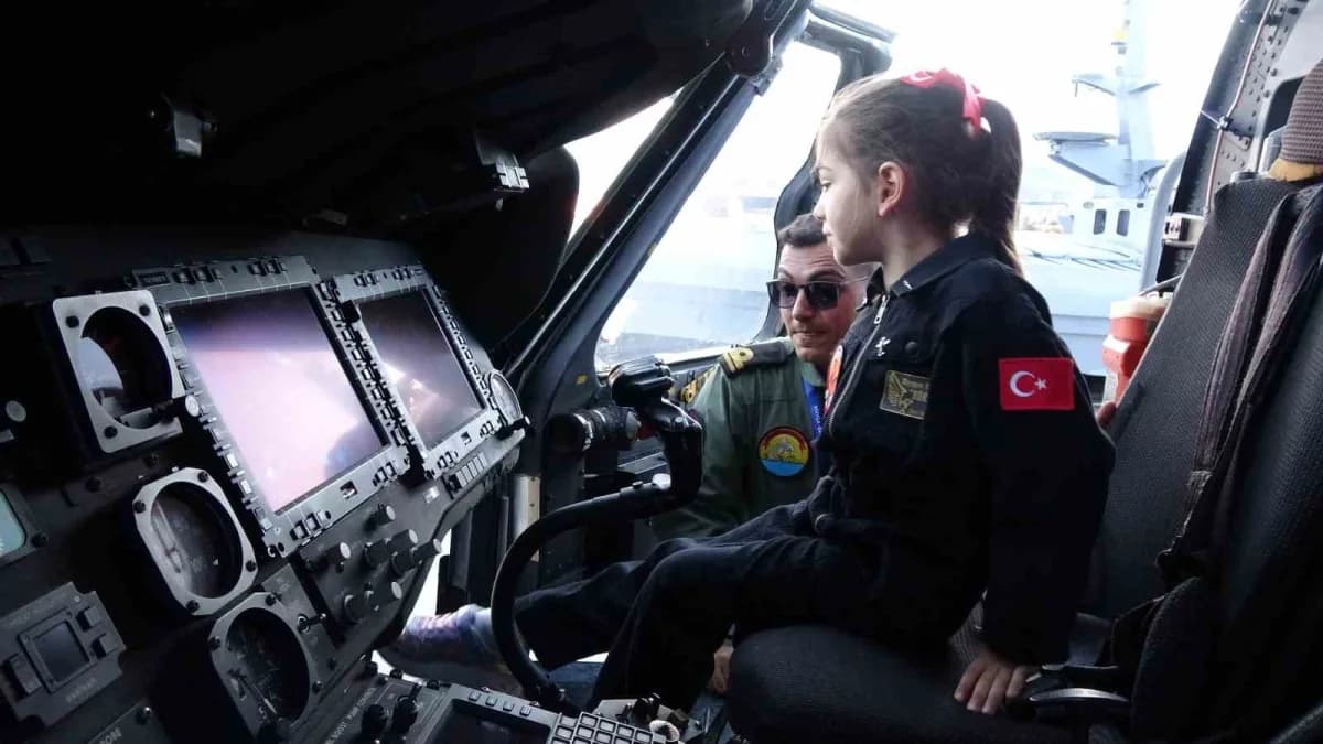 6 yaşındaki Meryem Hafsa, TEKNOFEST Şanlıurfa alanında pilot üniforması giyip F-16 kokpitinde oturuyor
