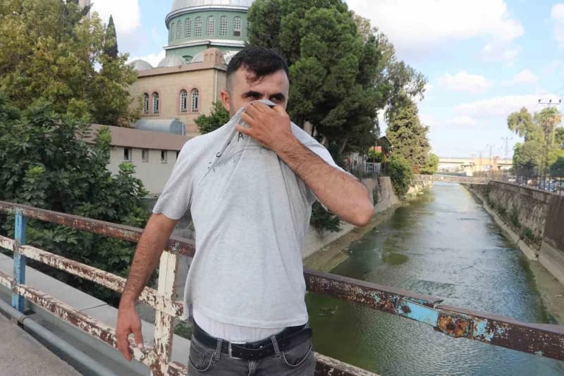 Adana Yüreğir ilçesinde bakımsız sulama kanalında biriken çöpler ve çevresinde kötü koku nedeniyle rahatsız olan vatanda