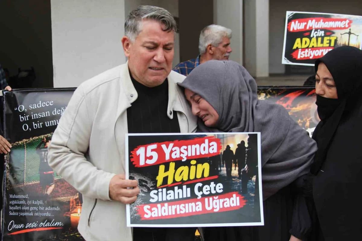Adana'da başından vurulan çocuk ve ailesi hastane önünde bekliyor