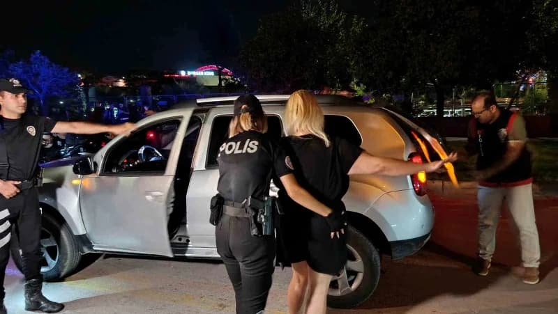 Adana’da polis ekiplerinin huzur ve güven uygulaması sırasında araç ve şahıs denetimi yapması