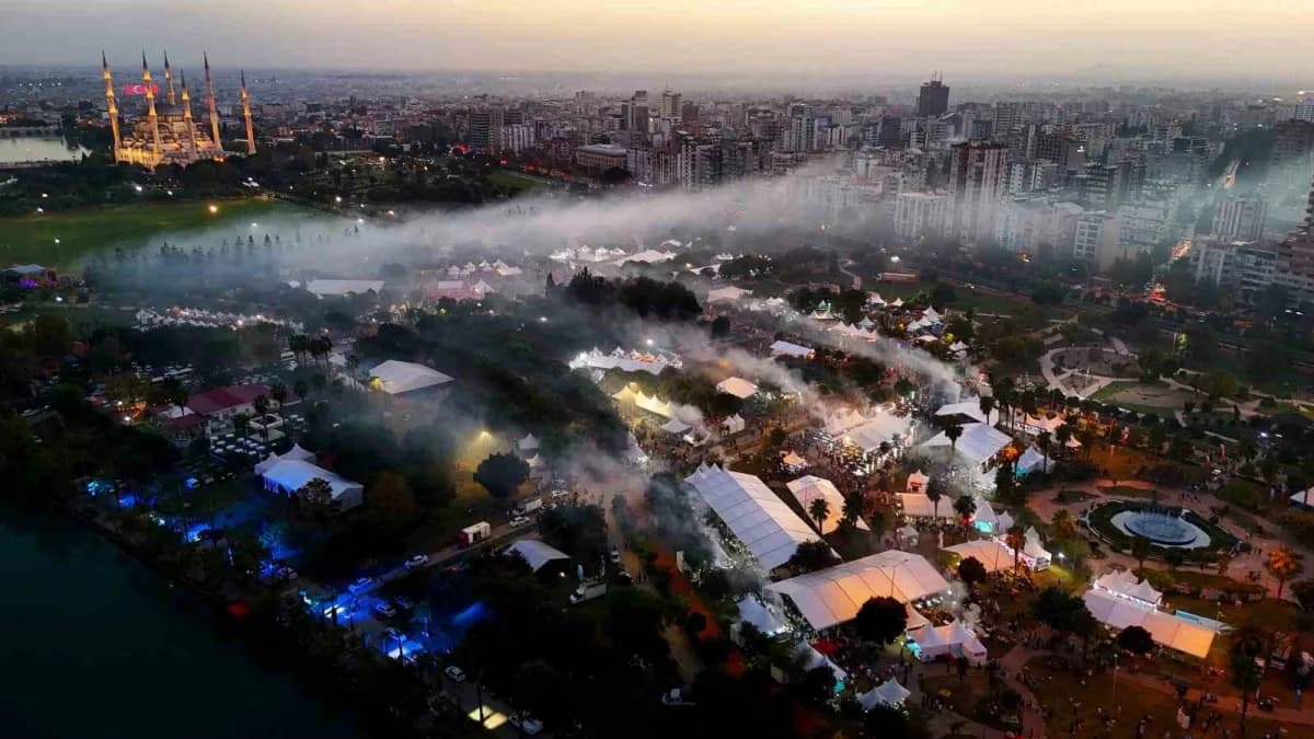 Adana Lezzet Festivali’nde kebap dumanı gökyüzünü kaplarken uzun kuyruklar oluştu
