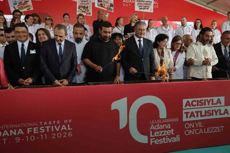 Adana Lezzet Festivali’nde dev mangal ateşi yakılırken kalabalık ve protokol üyeleri görülüyor
