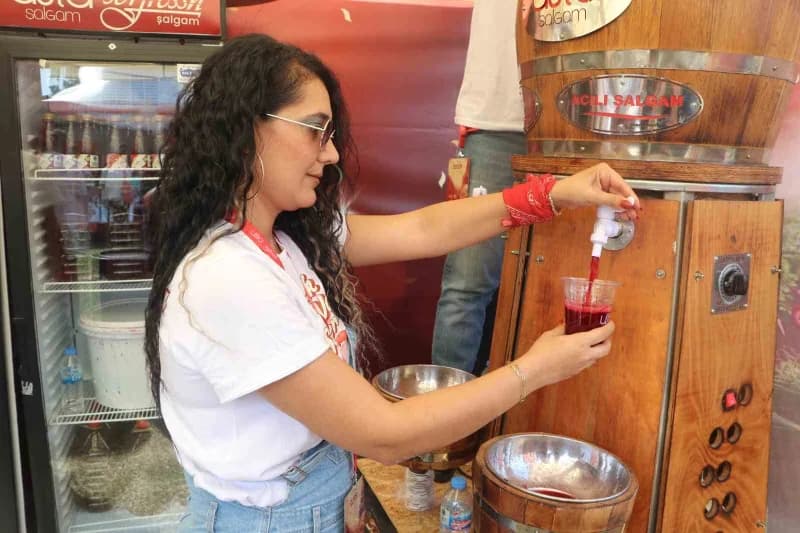 Adana Merkez Park’ta düzenlenen Uluslararası Lezzet Festivali’nde stantlar ve ziyaretçiler