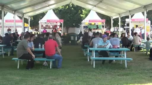 Adana Lezzet Festivali’nde stantlar ve ziyaretçiler Merkez Park’ta bir arada