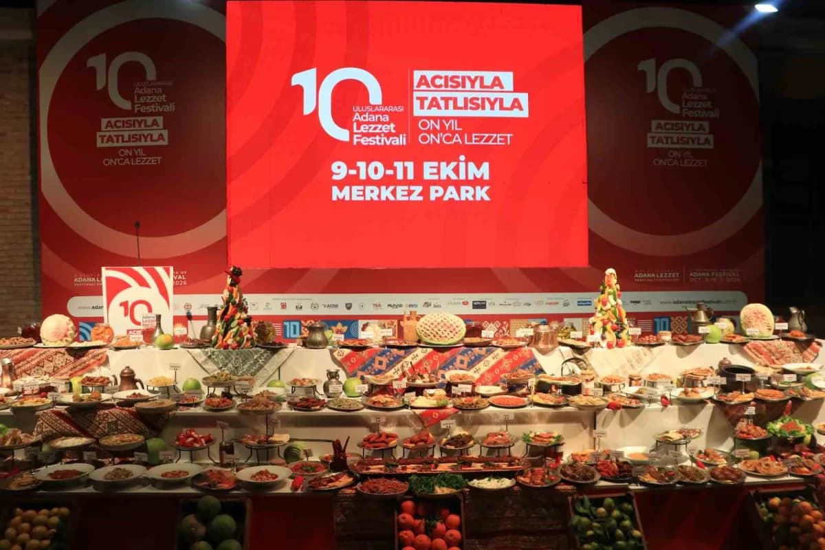 Adana Lezzet Festivali gala gecesinde Adana Müzesi’nde sunulan yöresel yemekler ve davetliler