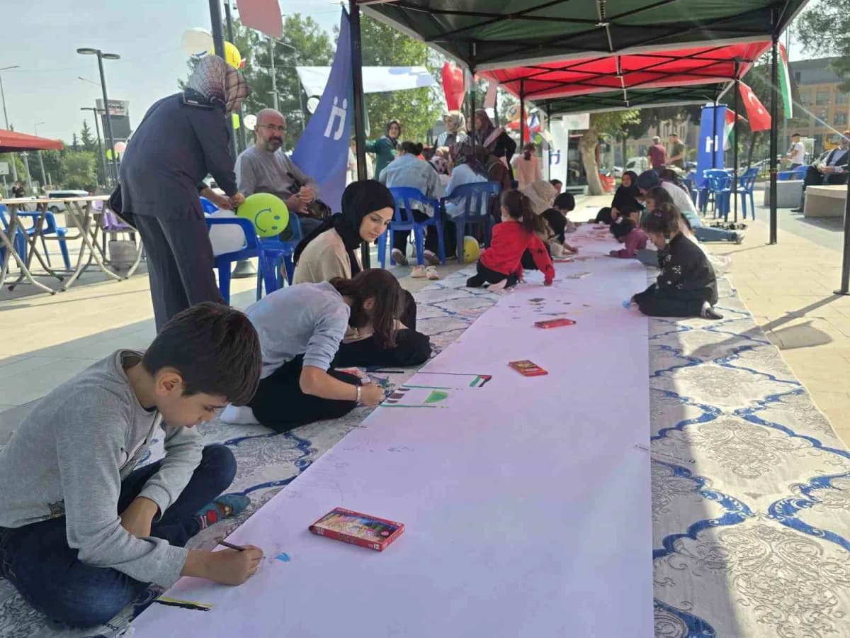 Adıyaman Meydanı’nda çocuklar Filistinli çocuklar için çizim yaparken