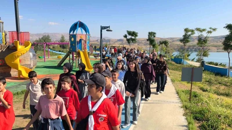 Adıyaman Kahta’da düzenlenen doğa yürüyüşüne katılan öğretmenler ve öğrenciler yürüyüş yaparken