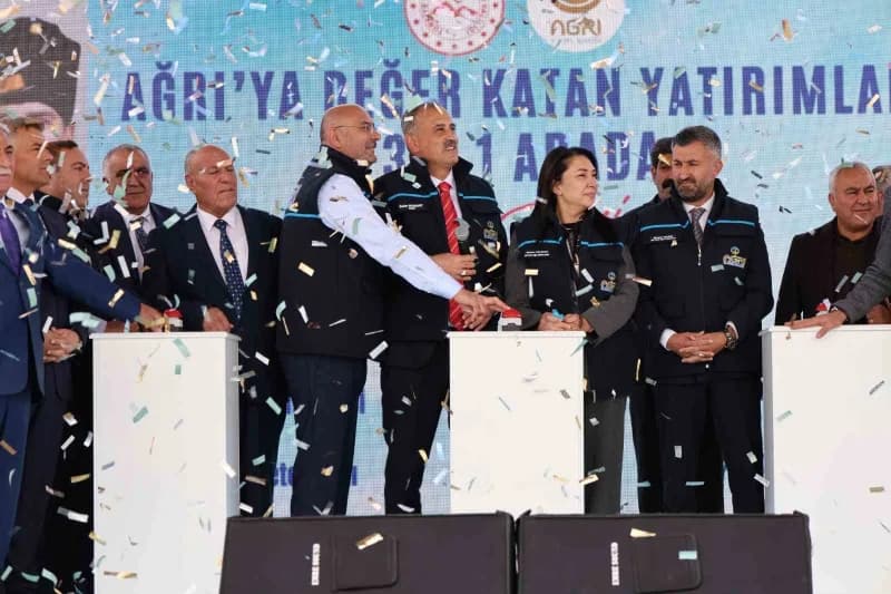 Ağrı’da asfalt plenti ve doğal gaz iletim tesisi hizmete alındı, yeni iş makineleri törenle tanıtıldı