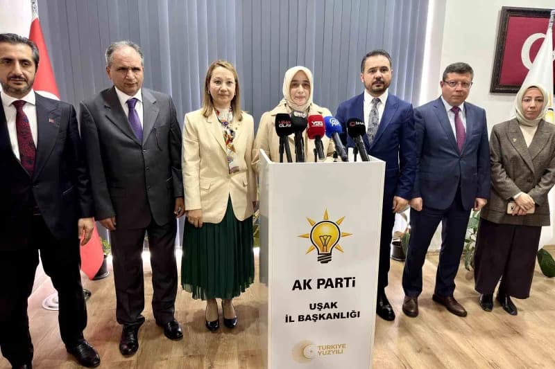 AK Parti Grup Başkanvekili Özlem Zengin Uşak’ta partisinin il binasında açıklama yaparken