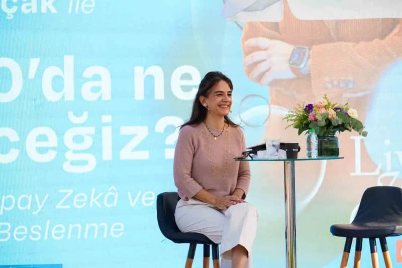 Akmerkez Live Well etkinliğinde uzmanlar sağlıklı yaşam konularını ziyaretçilerle paylaşıyor
