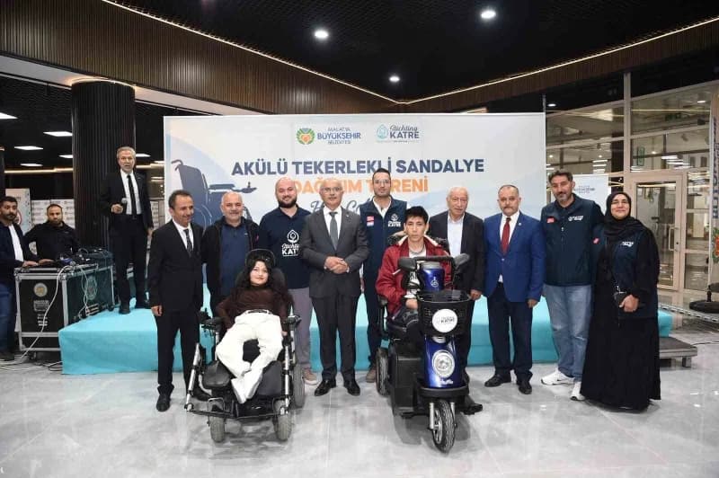 Malatya Büyükşehir Belediye Başkanı Sami Er, akülü tekerlekli sandalye dağıtım töreninde konuşma yapıyor