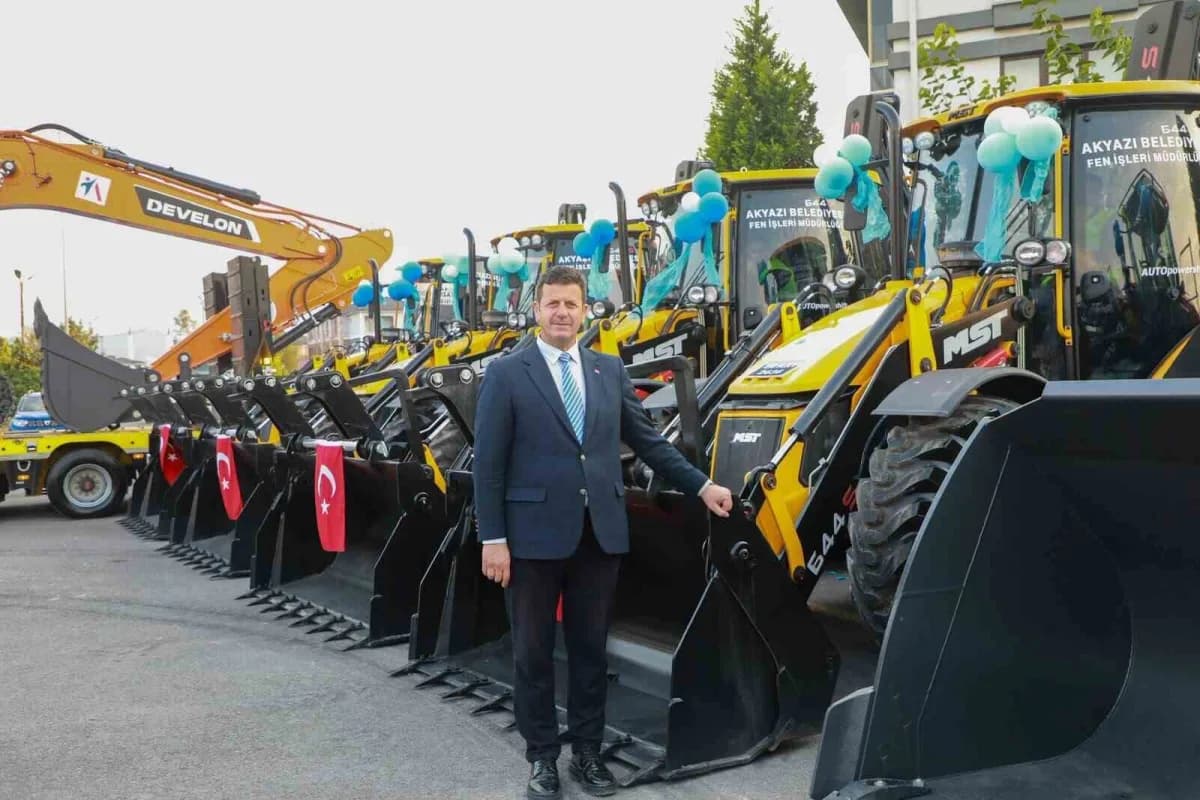 Akyazı Belediyesi yeni araç filosunun tanıtım töreninden bir kare