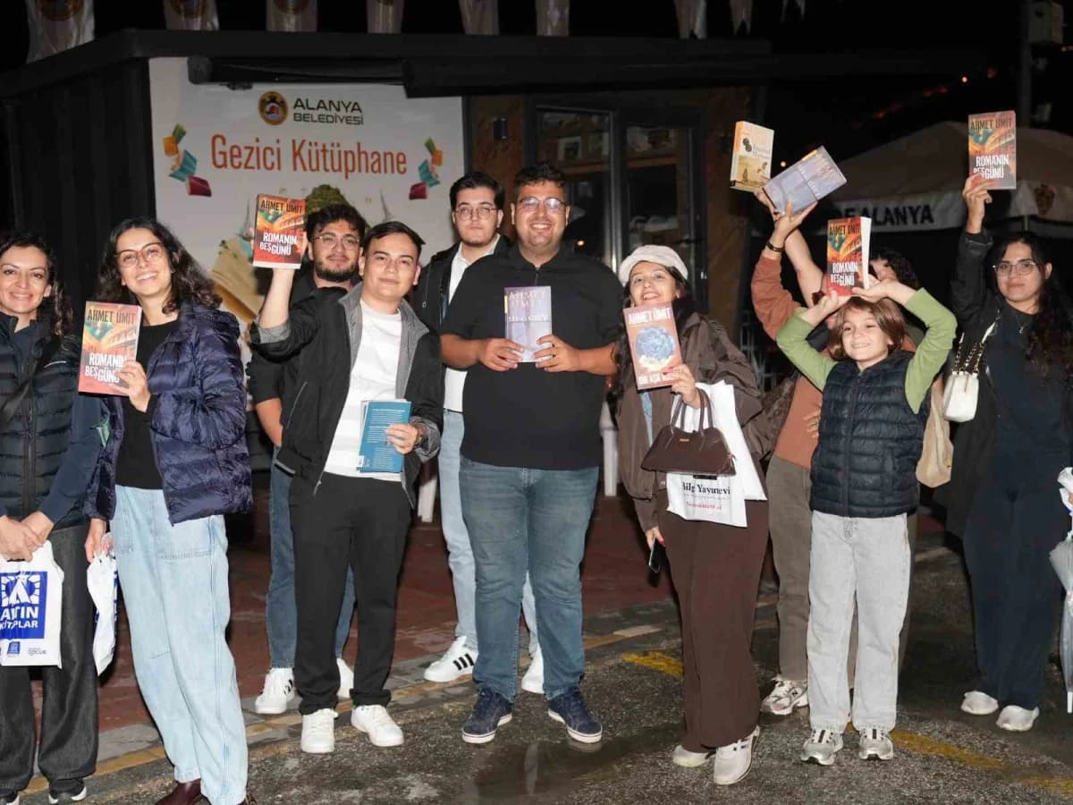 Alanya Kitap Fuarı’nda yazarlar, yayınevleri ve kitapseverler bir arada etkinlik alanında