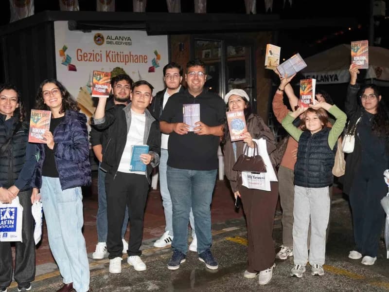 Alanya Kitap Fuarı’nda yazarlar, yayınevleri ve kitapseverler bir arada etkinlik alanında