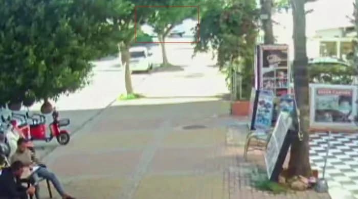 Alanya Oba Mahallesi’nde motosiklet ve minibüsün çarpıştığı kaza sonrası olay yeri ve güvenlik