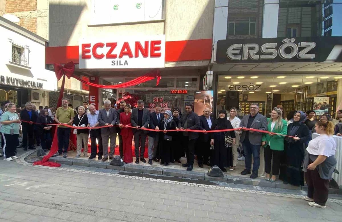 Alaşehir’de yeni açılan Sıla Eczanesi önünde Müzeyyen Sıla Aykanat babasını anarken duygusal anlar yaşadı