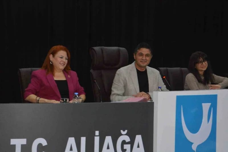 Aliağa Belediyesi binası ve meclis toplantısı sırasında çekilmiş bir görüntü