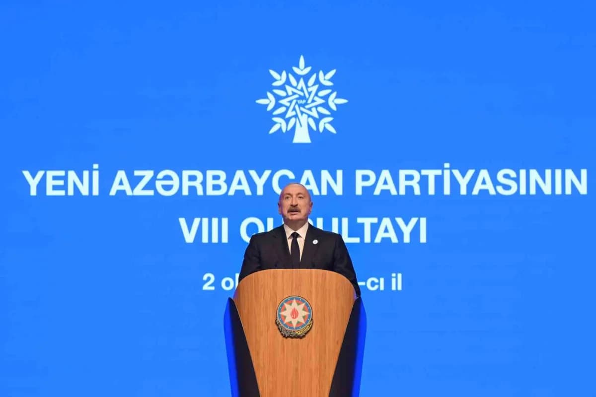 Azerbaycan Cumhurbaşkanı İlham Aliyev, Yeni Azerbaycan Partisi 8. Kurultayı'nda konuşma yapıyor