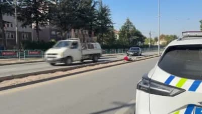 Eskişehir Cumhuriyet Bulvarı'nda alkollü sürücünün karıştığı trafik kazası sonrası araçlar ve devrilen ağaç