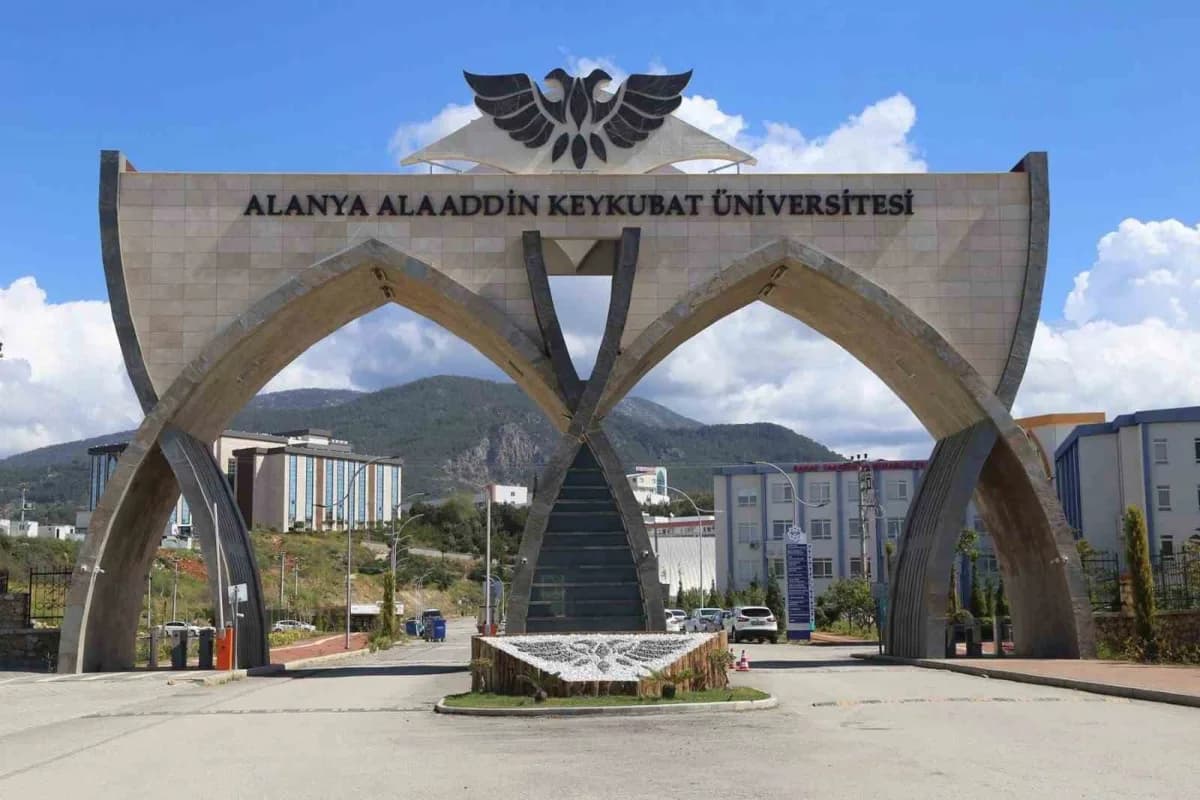 Alanya Alaaddin Keykubat Üniversitesi kampüsünde eğitim gören öğrenciler ve akademik binalar