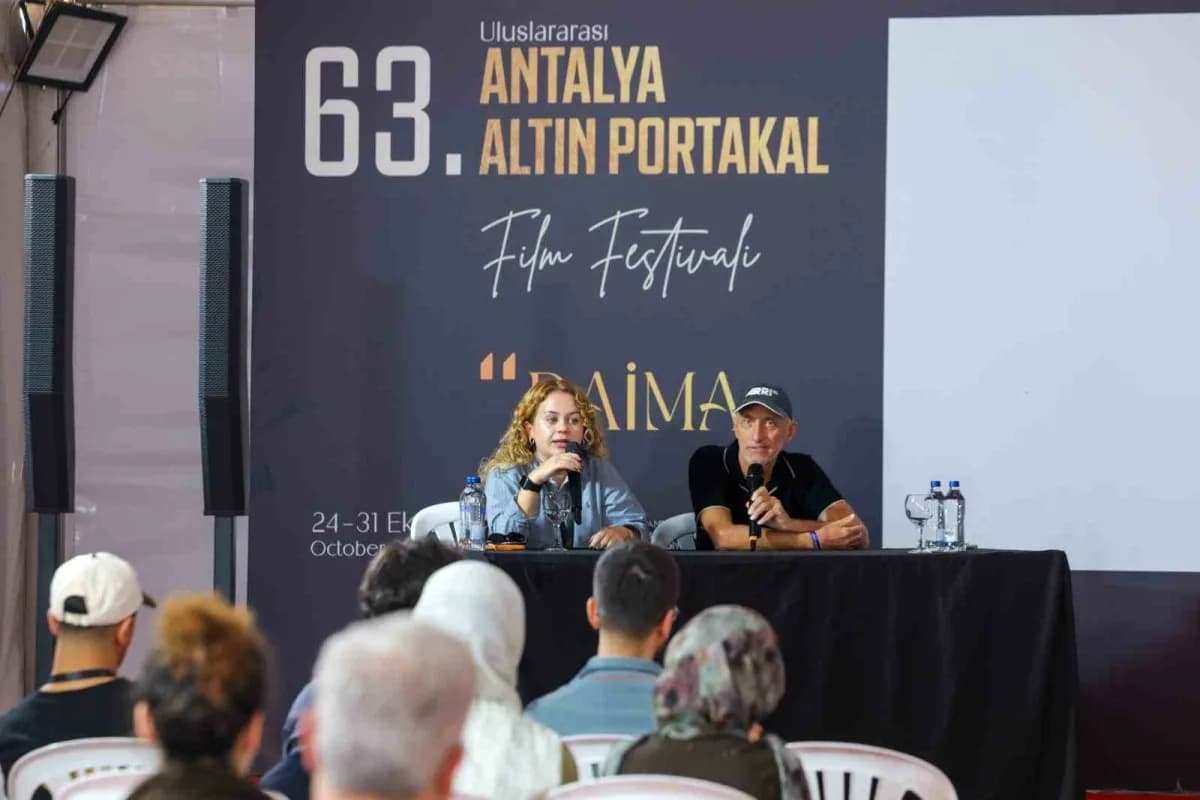 Altın Portakal Film Festivali’nde görüntü yönetmenliği ve senaryo söyleşisi sırasında konuşmacılar