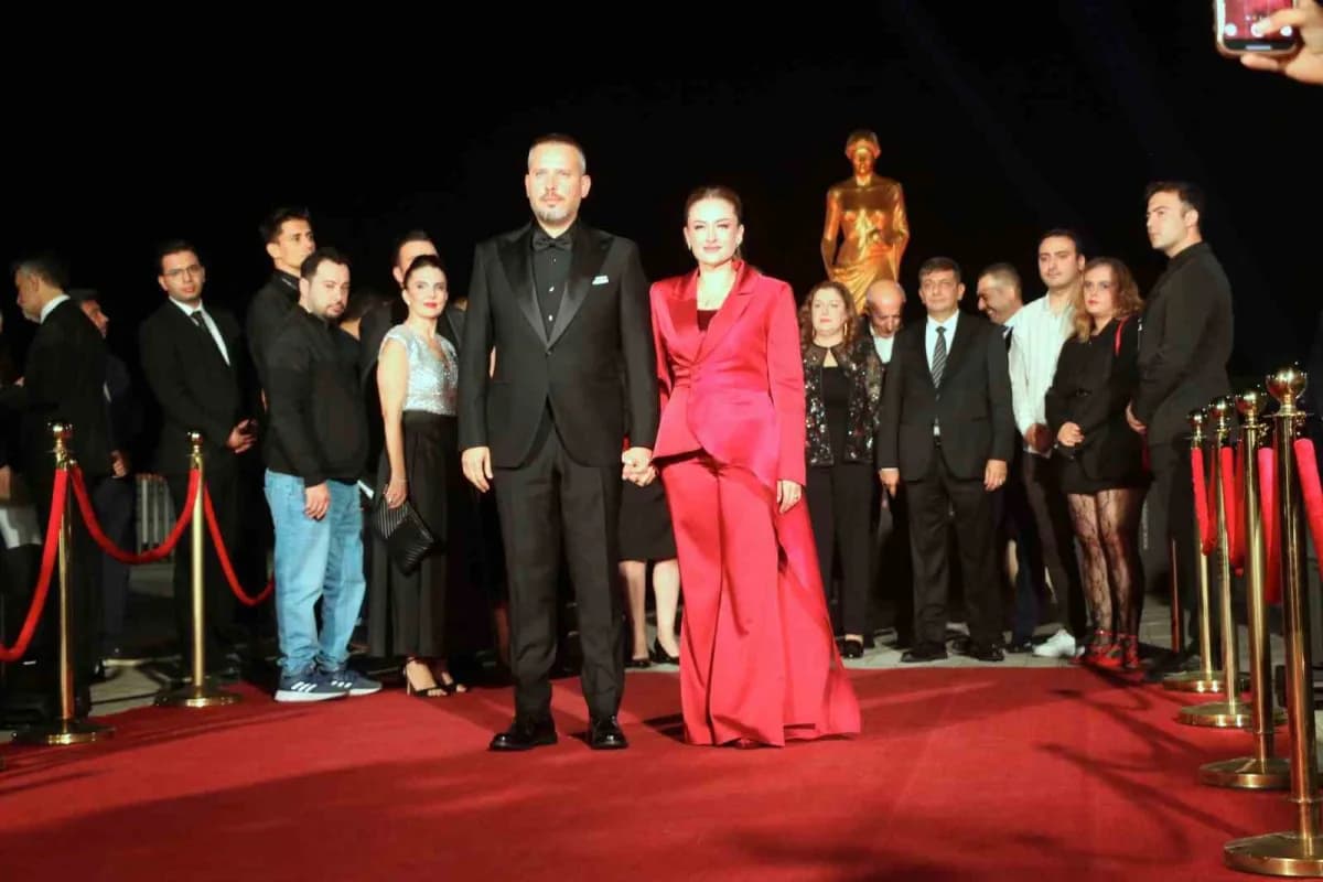 Altın Portakal Film Festivali kırmızı halısında ünlüler şıklık yarışında