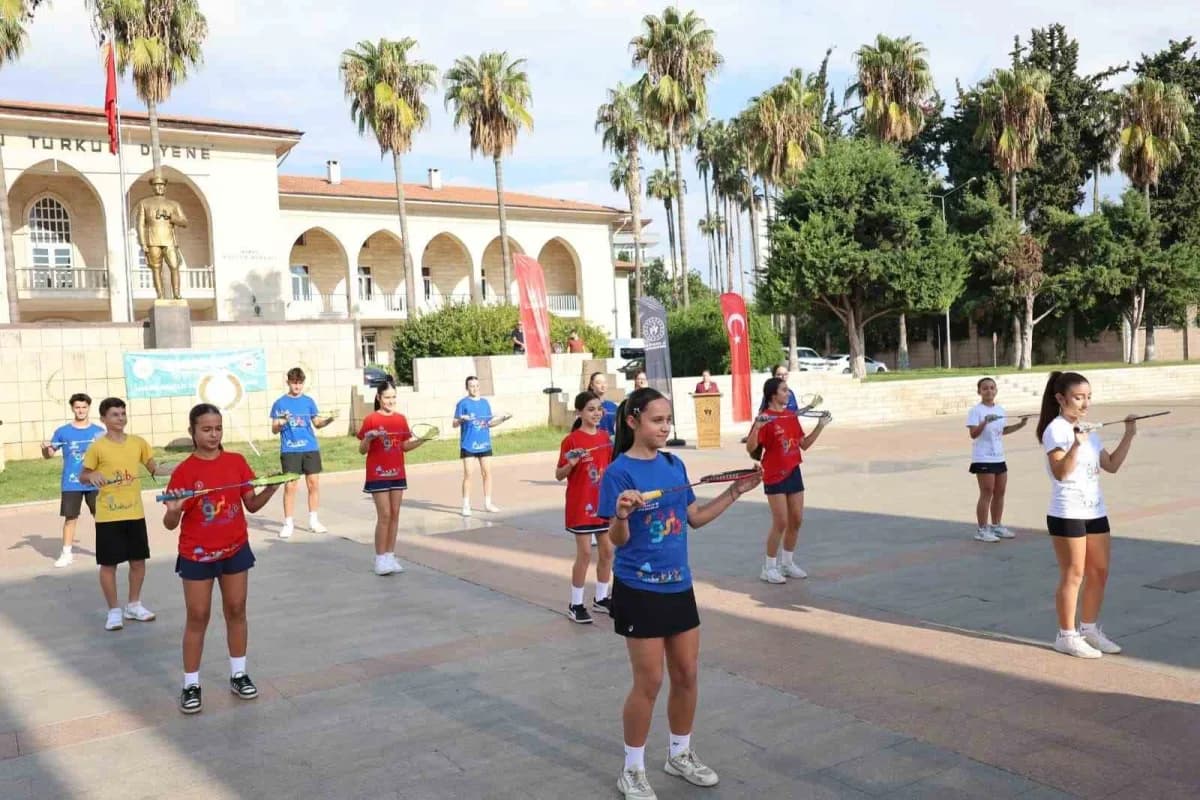 Mersin Cumhuriyet Meydanında Amatör Spor Haftası çelenk sunma töreni