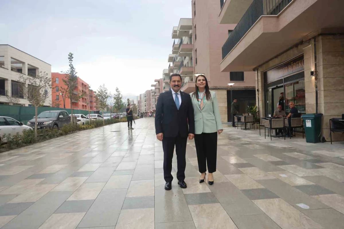 Deprem sonrası yeniden inşa edilen Antakya Atatürk Caddesi’nde yeni konutlar ve iş yerleri