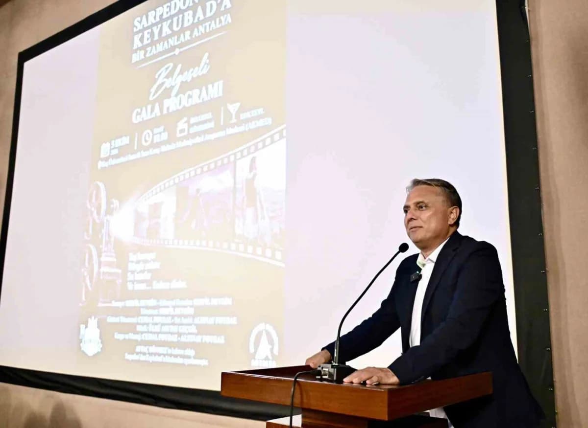Antalya'nın antik hikayelerini anlatan yapay zekayla desteklenen belgesel gösteriminden bir kare