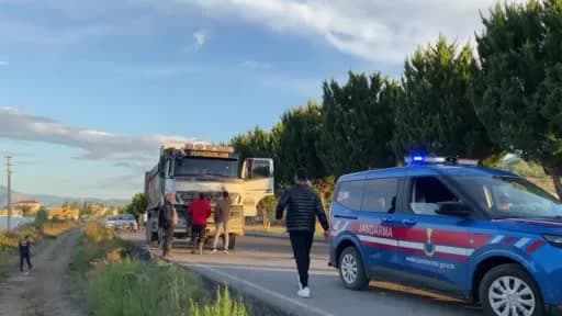 Antalya Gazipaşa'da seyir halindeki kamyona ateş açılması sonrası jandarma ekipleri olay yerinde inceleme yapıyor