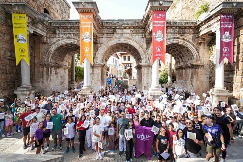 Antalya Kaleiçi’nde düzenlenen oryantiring yarışmasında katılımcılar tarihi sokaklarda harita ve pusula ile hedef noktal