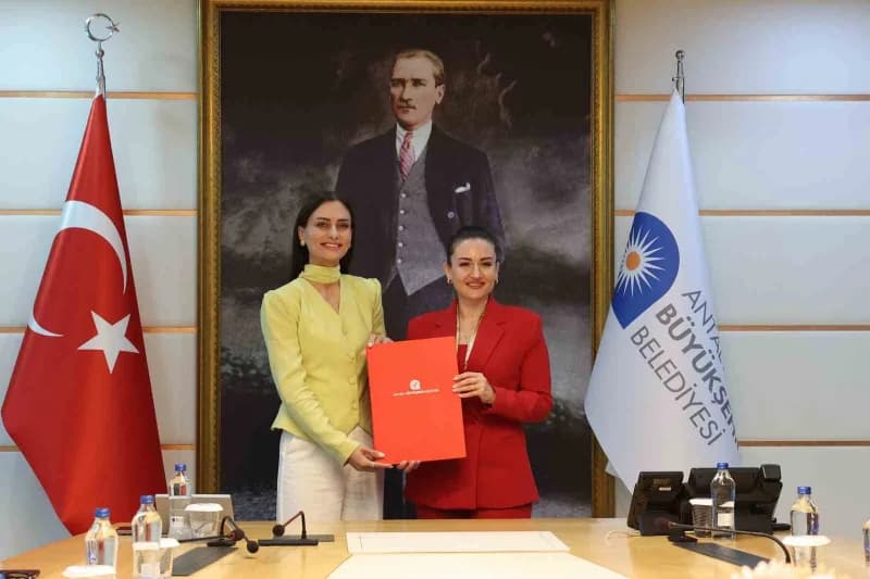 Antalya Büyükşehir Belediye Başkan Vekili ve Korkuteli Belediye Başkanı işbirliği protokolü imzalarken