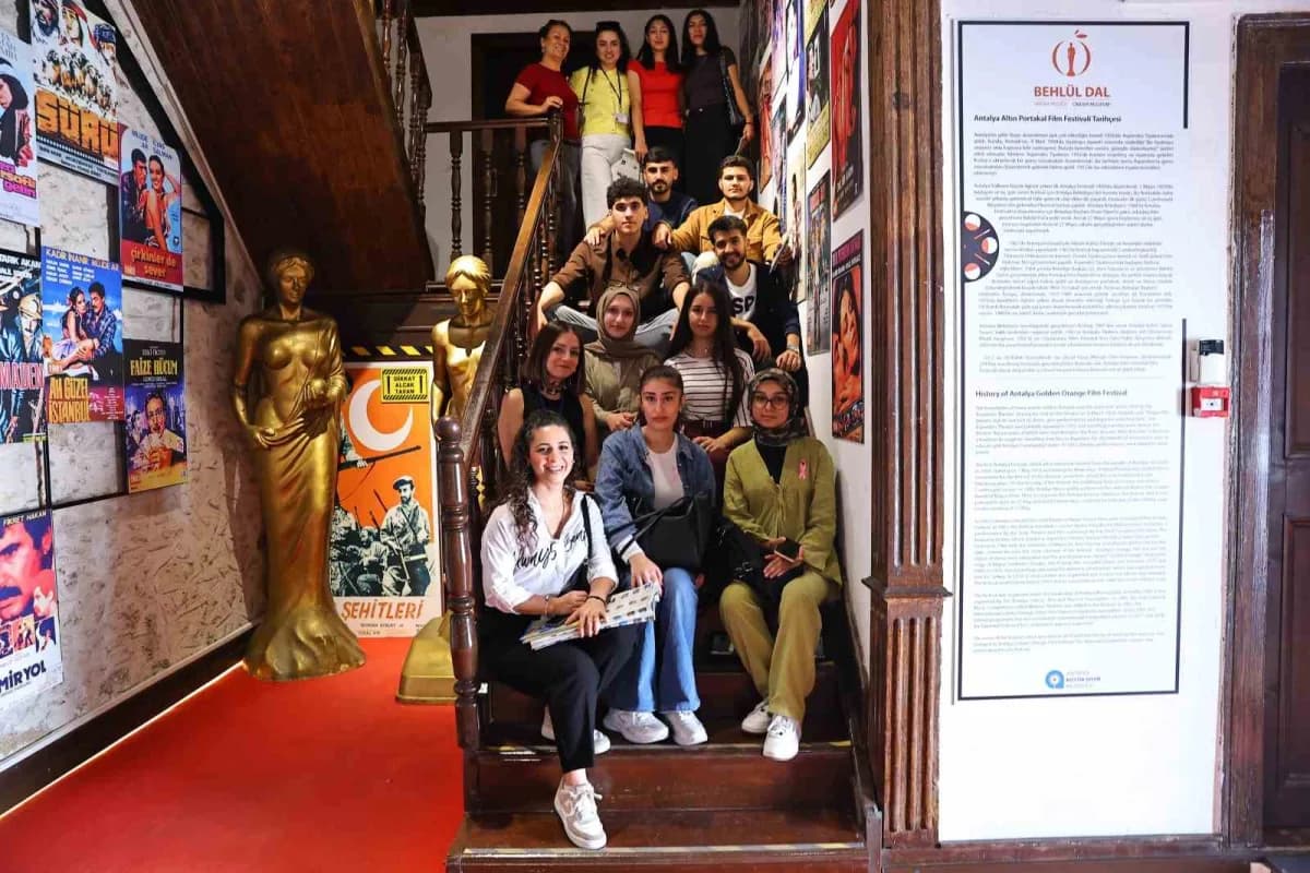 Antalya’da üniversite öğrencileri tarihi ve kültürel mekanları geziyor