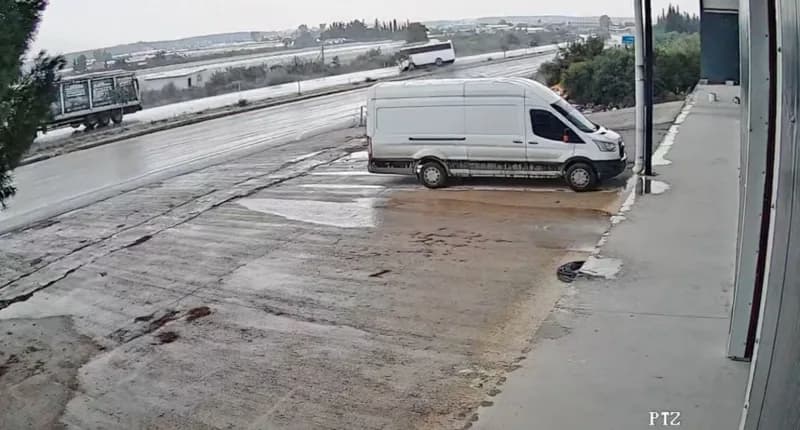 Antalya-Isparta karayolunda devrilen midibüs ve olay yerinde müdahale eden ekipler