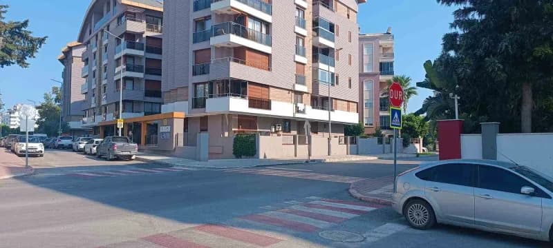 Antalya Konyaaltı'nda okul servisinden inen 13 yaşındaki öğrenciye başka bir servis aracı çarptı, kazadan sonra hastaned