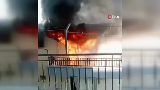Antalya Serik'te 3 katlı binada çıkan yangında kiracı genç alevlerin arasından kediyi kurtarıyor