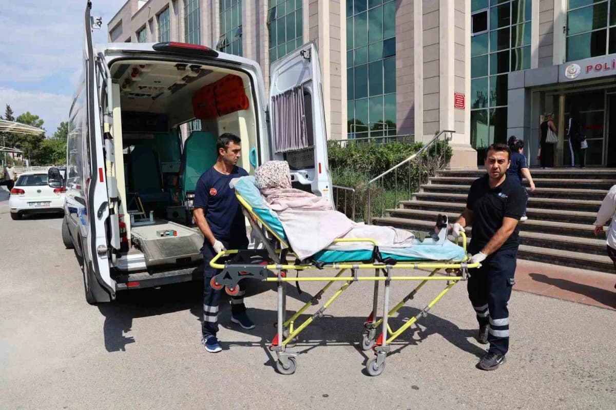 Antalya Büyükşehir Belediyesi evde sağlık hizmetleri kapsamında hastalara bakım ve muayene hizmeti sunuyor