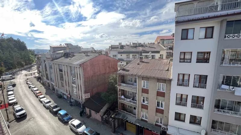 Apartmanların arasında kalan evini satmıyor, yarım asırlık hatıralarla yaşıyor