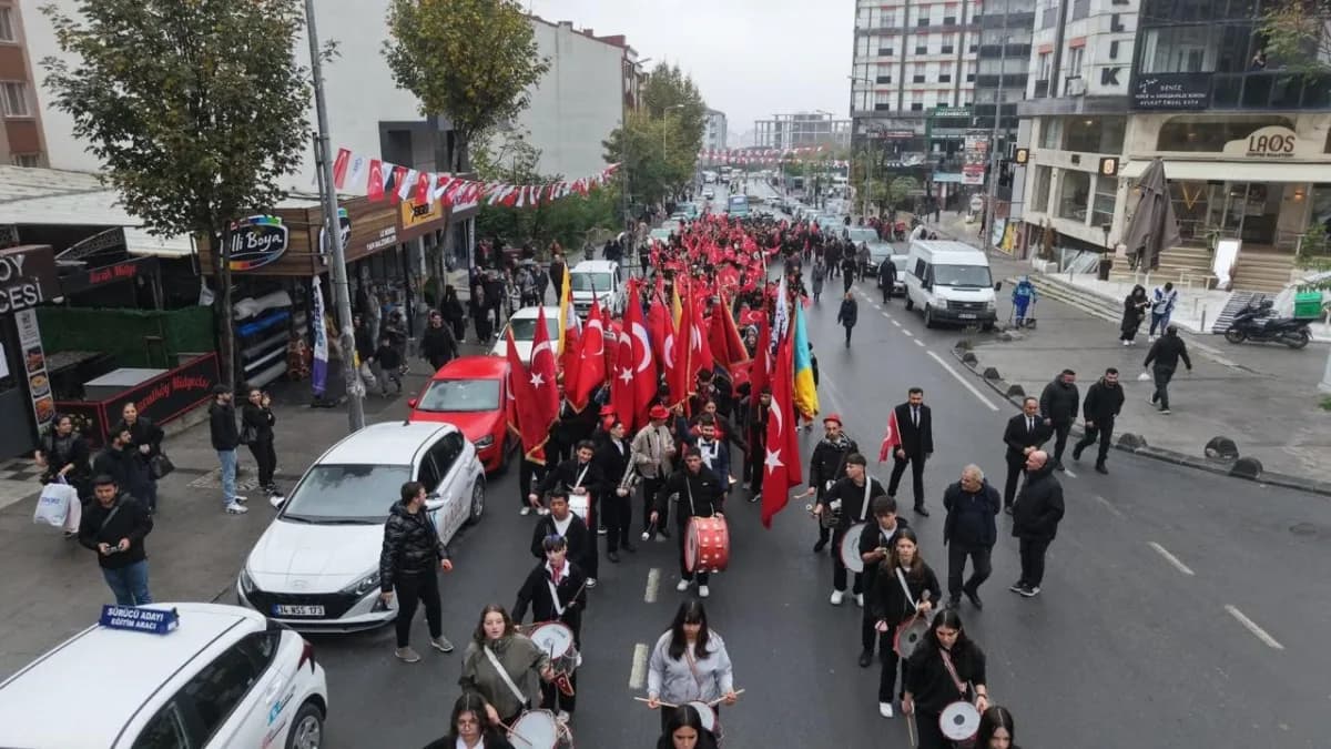 Arnavutköy’de 29 Ekim Cumhuriyet Bayramı kutlamalarında öğrenciler ve vatandaşlar törenlere