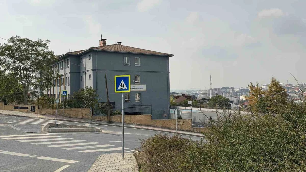 Arnavutköy Anadolu Lisesi önünde polis ekiplerinin güvenlik önlemi aldığı okul çevresi