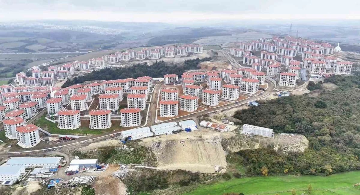 Arnavutköy Baklalı Mahallesi’nde tamamlanmış TOKİ konut blokları ve çevresindeki altyapı çalışmaları